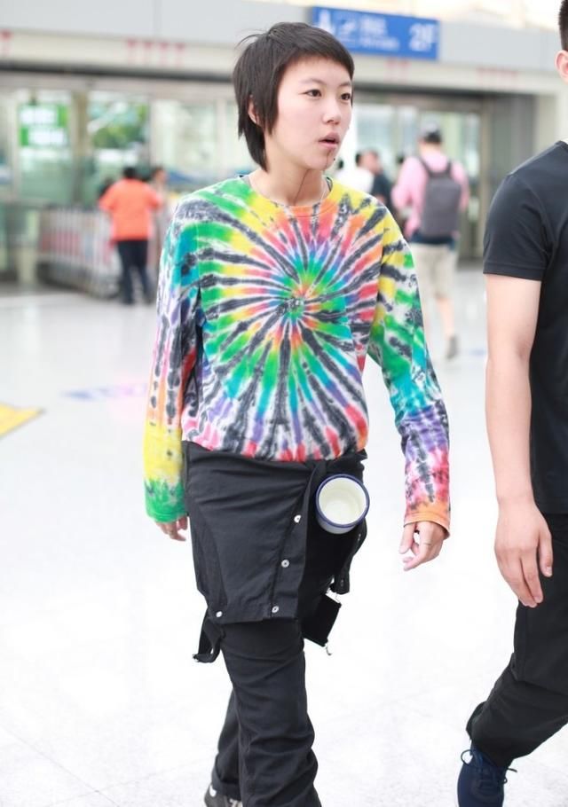 窦靖童太有个性了！竟在裤子上安了14个机关，随时秀腿的节奏？