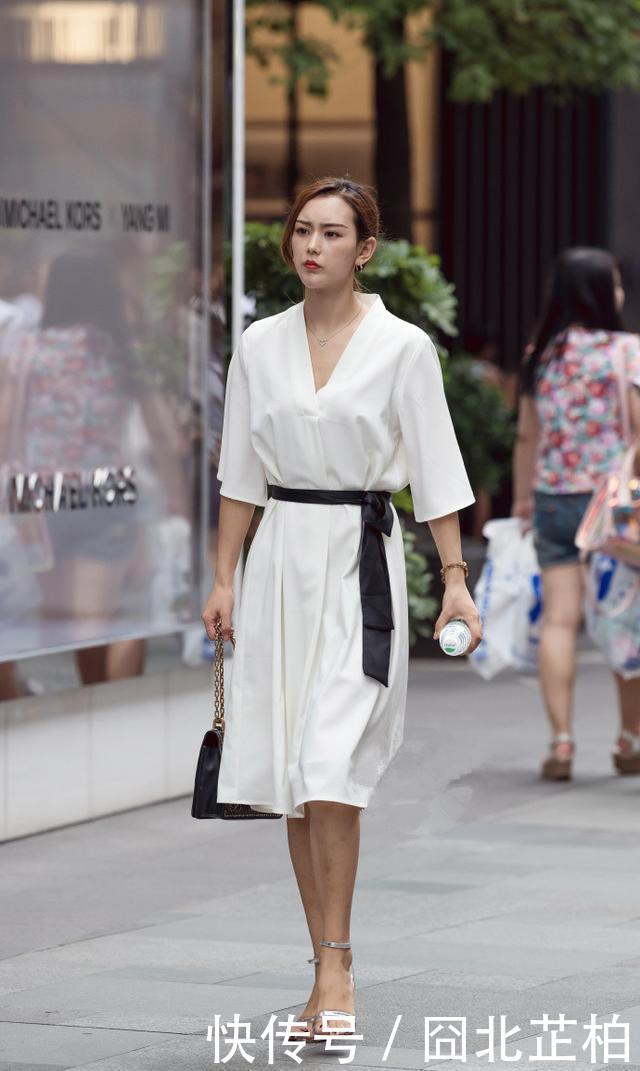  「白鞋」街拍：图八面容精美的小姐姐，过膝的黄色T恤搭配小白鞋时尚性感