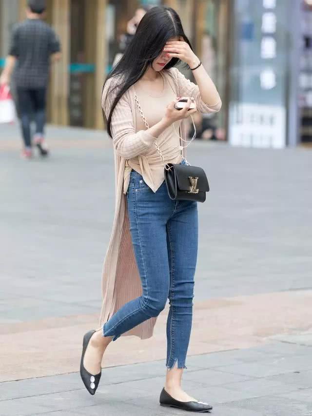 小姐姐随意挽个发髻，穿双平底鞋或者凉拖鞋，带个小包就能上街