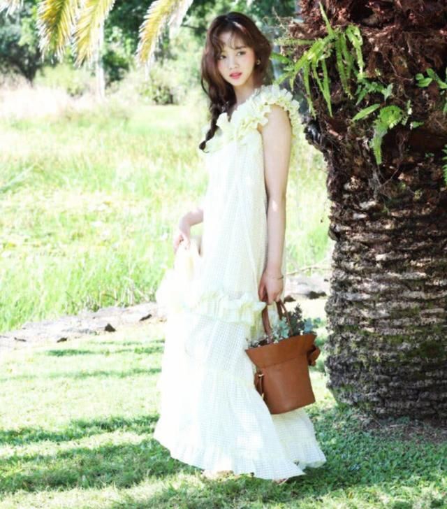 金所炫亮相机场，90斤的身材却有双“萝卜腿”，也就脸能看了！