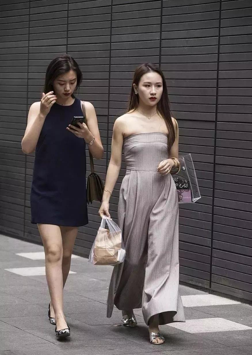 街拍美图 美女穿蕾丝吊带连衣裙 浓浓的女人味，甜美带着点小性感