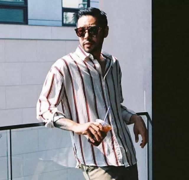「条纹」距离征服春夏穿搭,就差一件条纹单品的距离