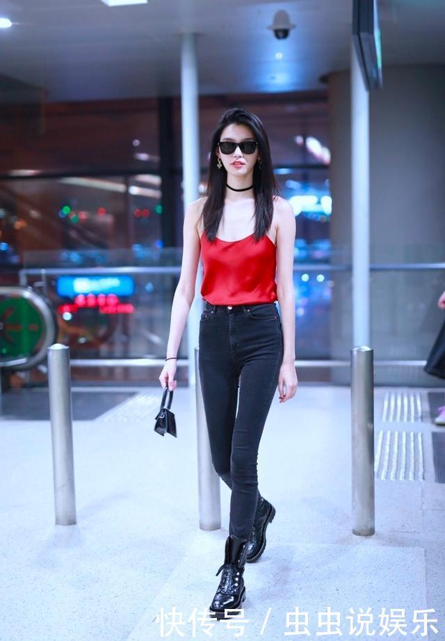 奚梦瑶终于好好穿衣服了,T恤衫搭配短裤,大长腿惊艳!