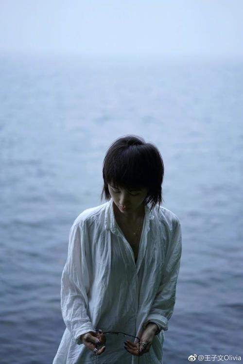 王子文穿白衬衫置身大自然中，个子太矮衣服当裙穿！网友：脸红了