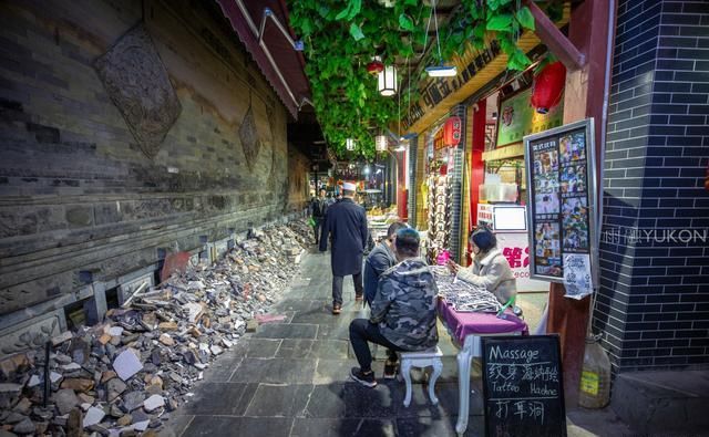 游客心中最坑的回民街：日均游客常超10万，街道却依旧一干二净