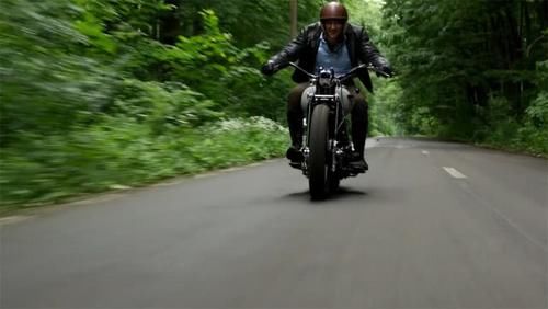 农村小哥自制“摩托车”松土机，300元造一台，一天松土6亩地