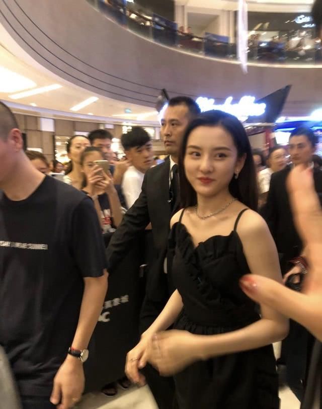 路人镜头下的宋祖儿，一身黑裙竟看不出腰在哪？网友：还好胳膊细