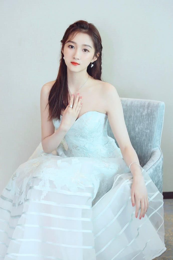 关晓彤穿抹胸连衣裙出席活动，还好用手捂着，不然鹿晗真有意见了