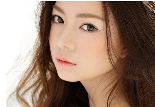 女生给男同桌化妆，结果太惊艳，竟然忍不住的亲了一口，厉害了!