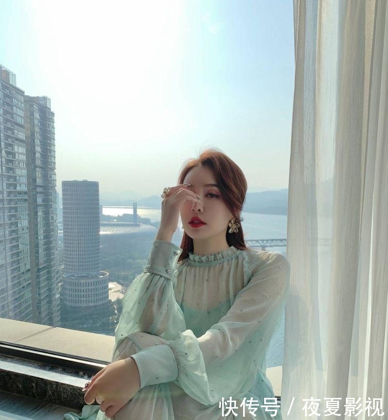 『褶皱的造型』春天怎么穿好看?试试这十款高级配色,让你“显贵”又有名媛范儿