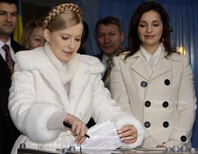 58岁前乌克兰总理季莫申科，风姿绰约，白色紧身裙勾勒曲线身材!