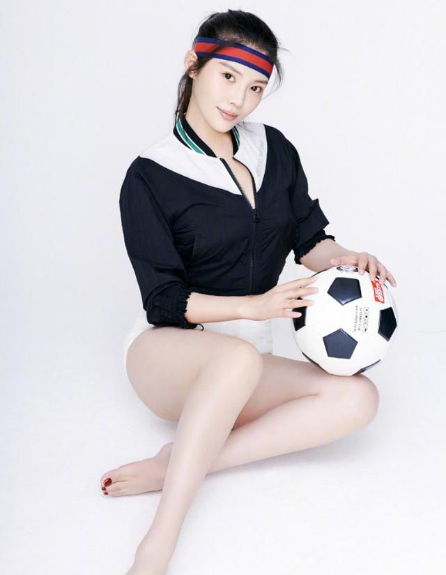 徐冬冬穿运动装都这么性感，休闲款还能穿成紧身款，也是厉害了！