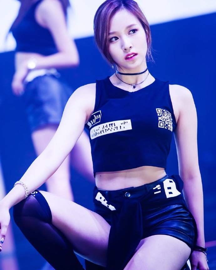 街拍：舞台上的小姐姐，青春活力的外表展现纤纤玉腿