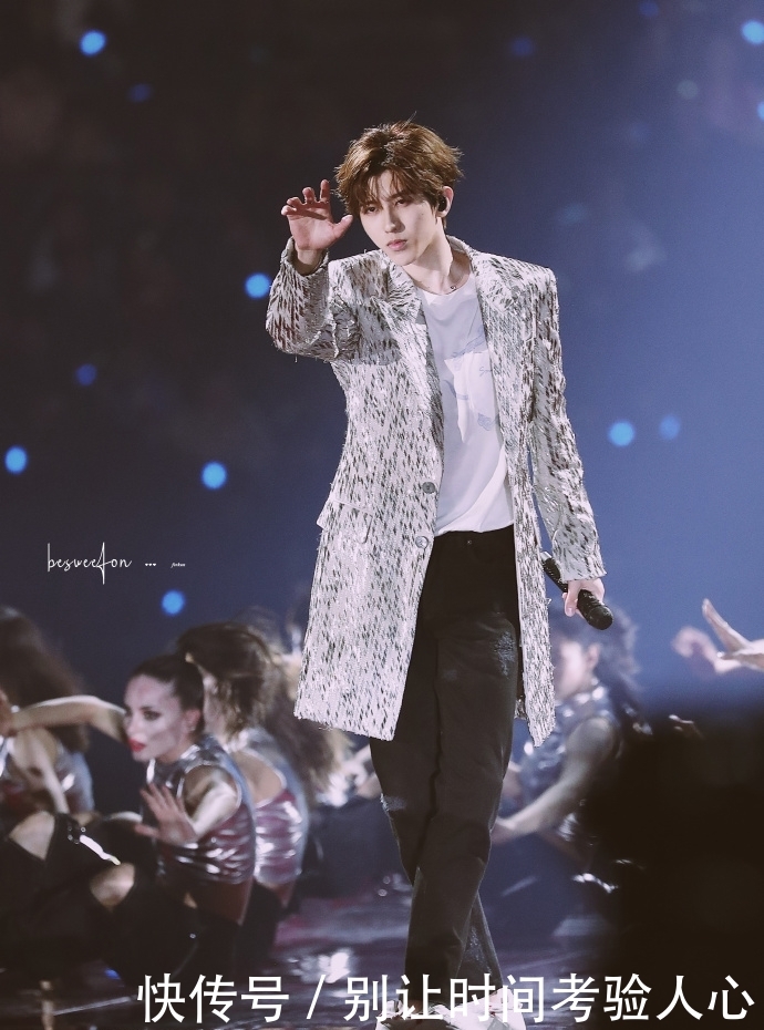 蔡徐坤江苏跨年重生