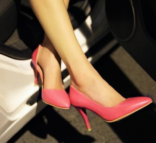 尖头细跟鞋面选用了罗马风的绑带，有着不一样的美感