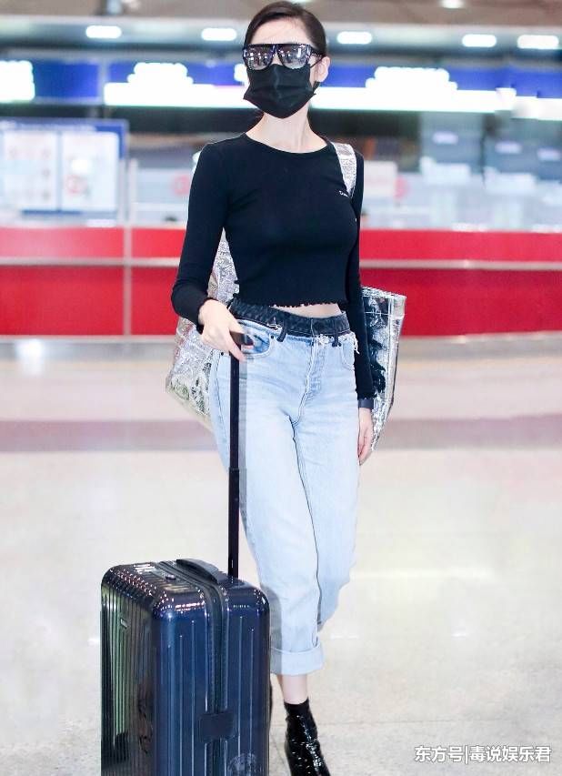 张天爱的胯宇宙第一宽，宽松牛仔裤穿成紧身裤，网友:笑死我了