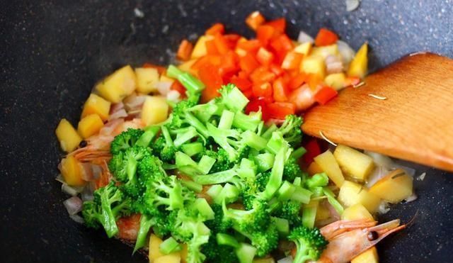  「口感」豪华版的炒饭，剩米饭加厨房边角料，营养口感都翻倍