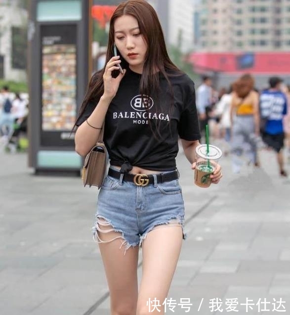 『蓝色』街拍:一条蓝色吊带连衣裙,彰显独立,绽放东方美女曼妙身姿迷人