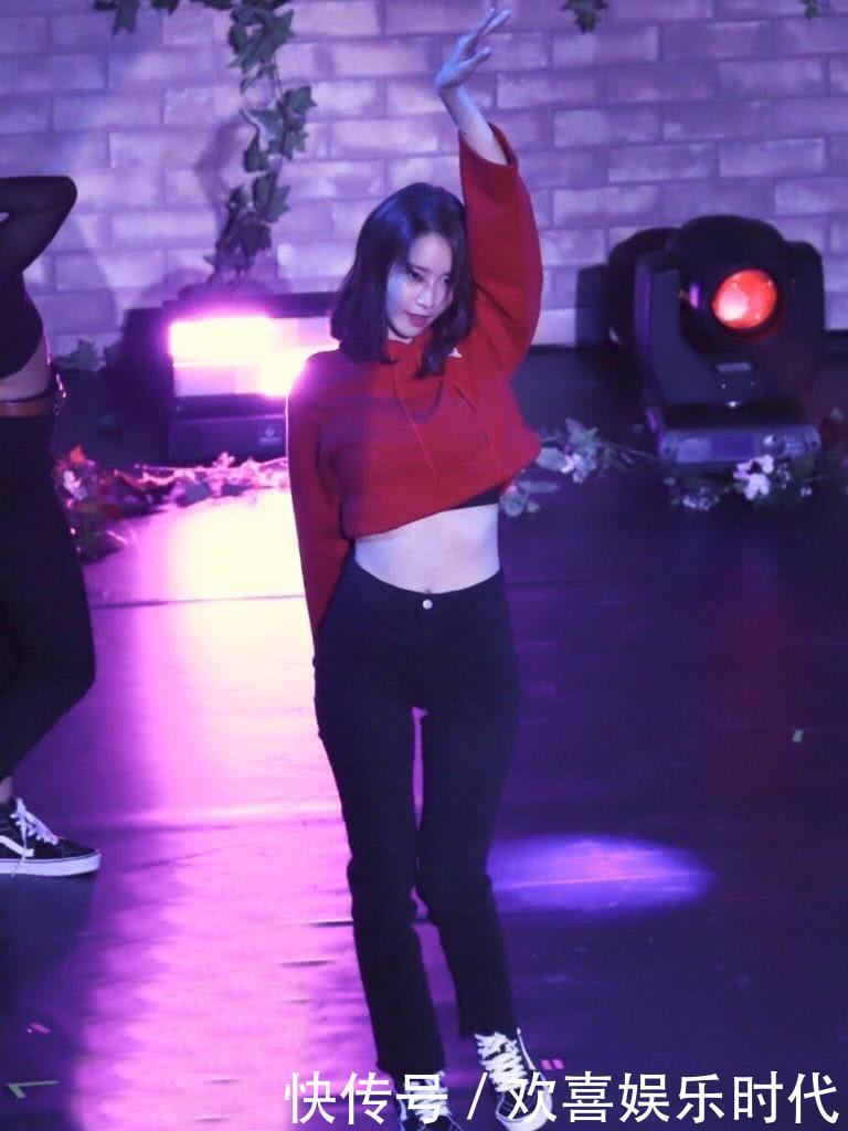 林允儿超短红色卫衣配紧身裤,大跳热舞秀身材,却不慎露出内衣
