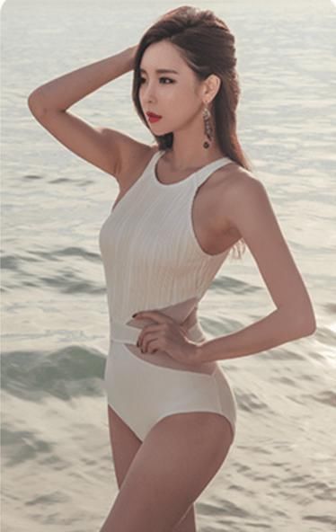 漂亮的小姐姐身穿时尚的泳衣,比基尼镂空三件套彰显出女性身材