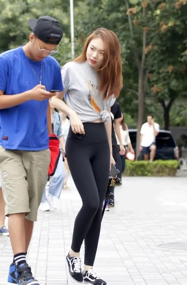 街拍：一身打扮也凸显了女性的优美曲线和时尚俏丽的风姿！