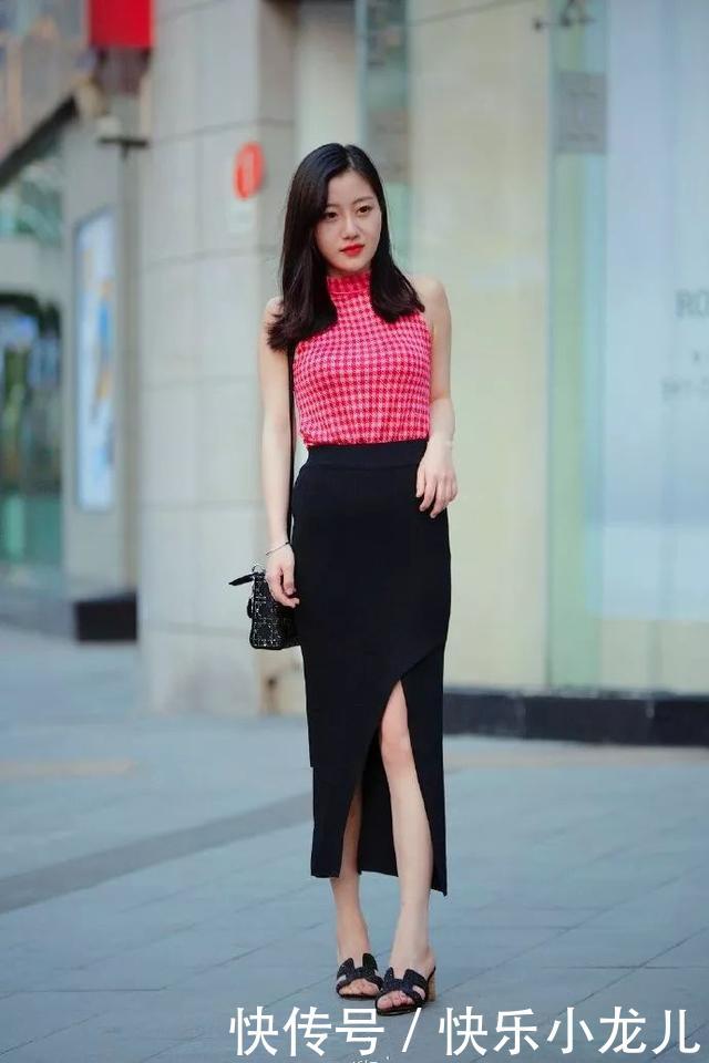 韵味@街拍:美女一条高腰开衩的半身裙搭配一双高跟鞋,别具韵味