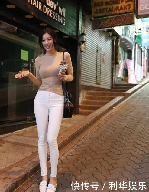 街拍：30多岁的小姐姐睡裙出街，小姑娘可不敢这么穿！