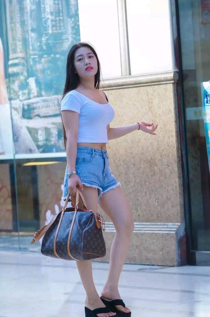 小姐姐T恤+热裤打造完美大长腿，身材不够，穿衣来凑！