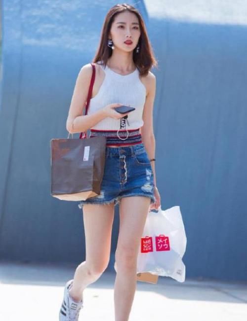  『气质』街拍：兰质蕙心的小姐姐，一条灰色的连衣裙，时尚优雅气质迷人