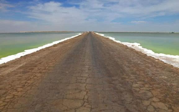 世界上“最咸”的公路，长达32公里周边全是盐，而且就在中国！