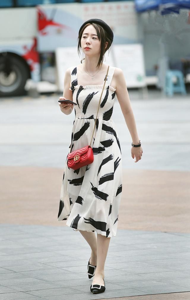 街拍:美女青春大方天生丽质，满屏大长腿!