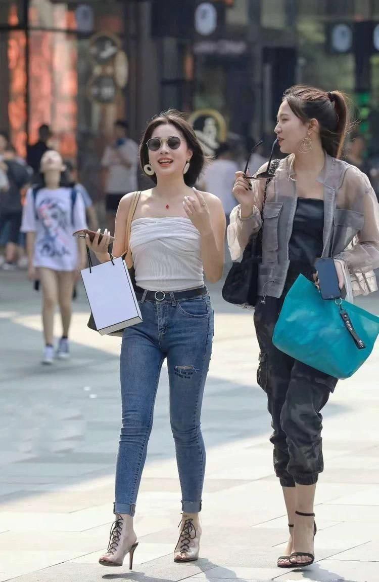 「小姐姐」时尚美女街拍::俏皮两姐妹街上打打闹闹,惹得老大爷不知道看哪个好!