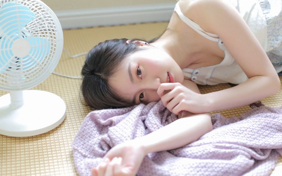 小清新美女，白色吊带短裤迷人写真图片