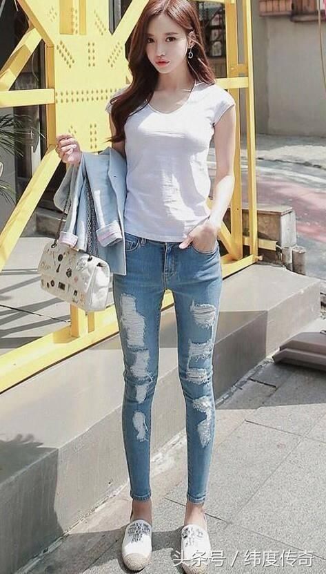 时装搭配，紧身牛仔裤简约不简单，清新自然引领潮流