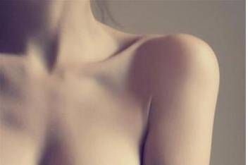 一个女人是不是美女，这个“部位”有没大胆露出来