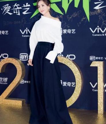 杨蓉简直是成“精”了，凭假裙子穿出超模范，这下杨幂都甘拜下风