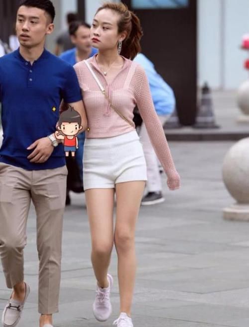 『气质』街拍:倾城倾国的小姐姐,一条白色连衣裙,时尚魅力气质迷人