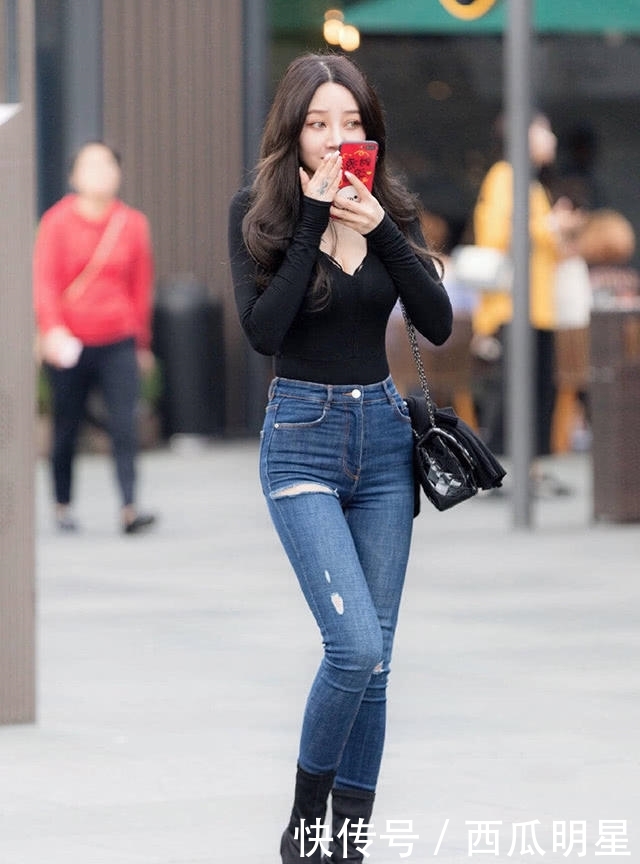  「小姐姐」小姐姐针织搭配破洞牛仔裤，美出新高度，网友：这腿绝了