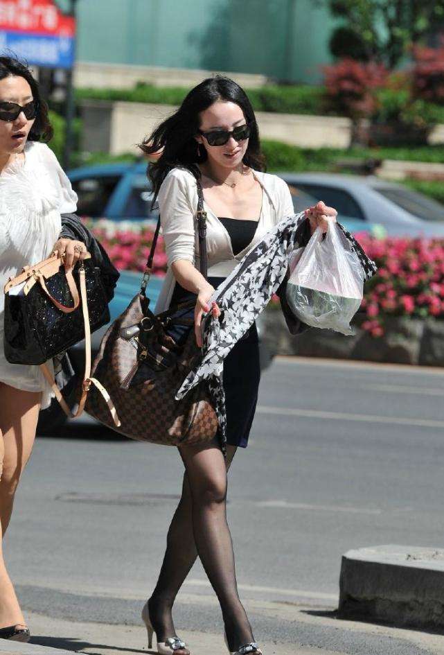 街拍：穿着性感身姿柔韧的小姐姐，身材火辣很有气场！