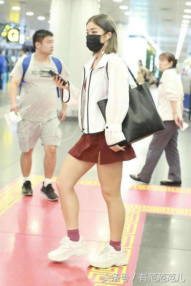 创造101王菊的裙子都这么短了，还要两边剪开叉，网友:太紧了呗