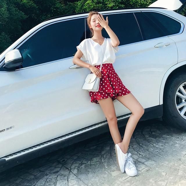 有种裙叫“包臀裙”，比T恤有女人味，比连衣裙显瘦！性感十足