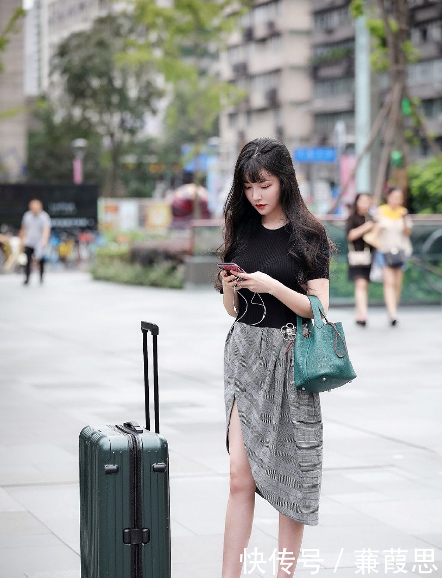 街拍：美女气质绝佳，颜值爆表，注定是街头的焦点