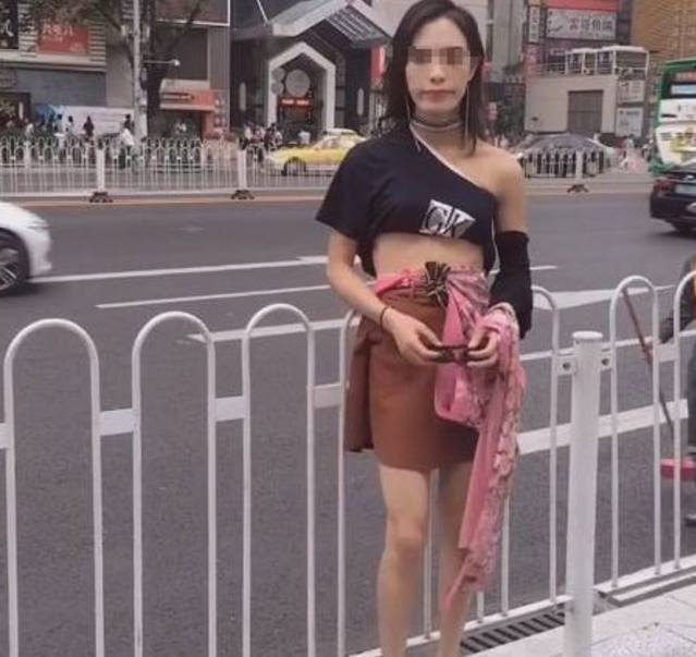 路边出现一美女，穿着性感身材火辣，回头后男同胞们吓懵了