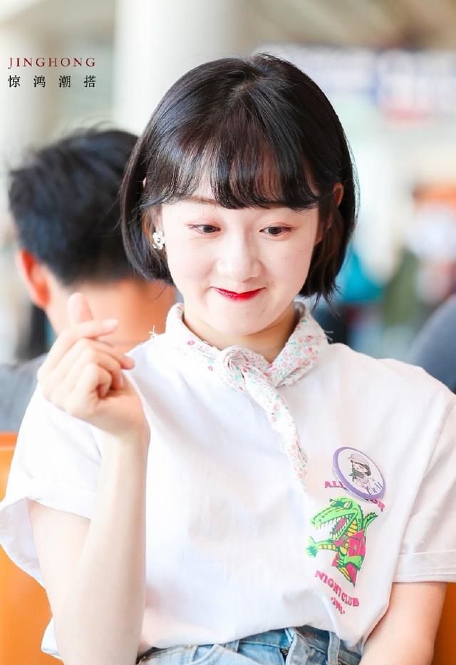 李子璇真会装嫩，23岁还穿小学生的衣服，却被裙子勒出了小肚子