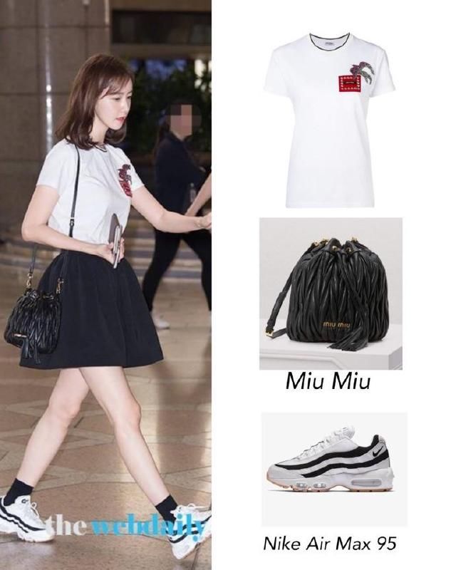 林允儿真大胆！机场秀穿短裙秀长腿，网友：这腿型还敢穿短裙？