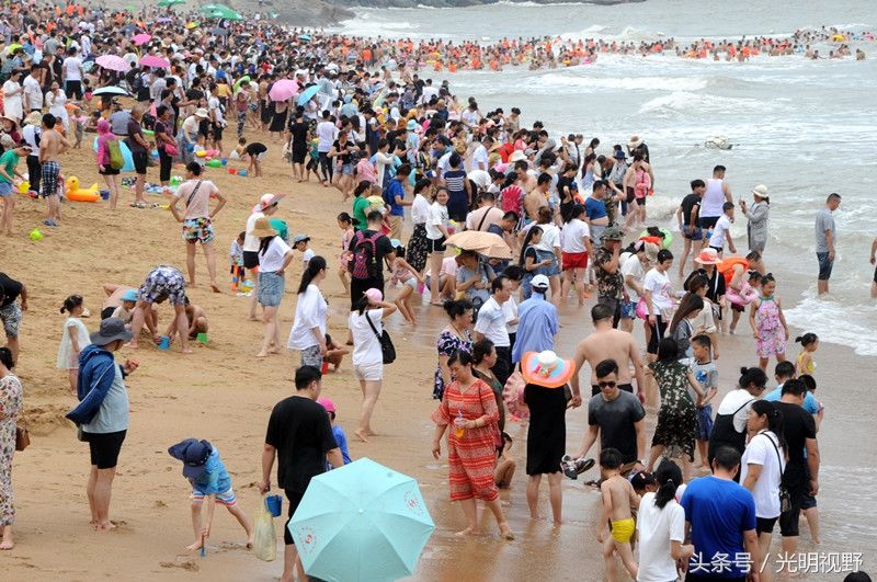 江苏:海滨浴场沙滩无处下脚场面像“下饺子”!大海秒变“人海”