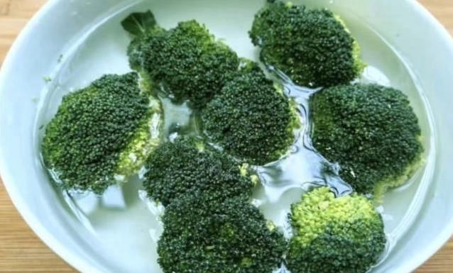 「鸡蛋」女孩子比化妆品吃得好。必须吃西兰花和鸡蛋