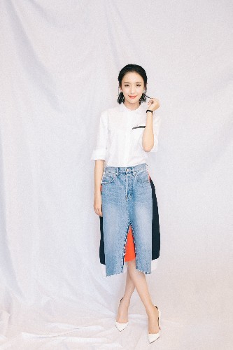 佟丽娅身穿蓝色低胸连衣裙大露事业线,网友:陈