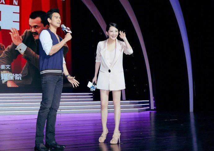 49岁许晴学少女玩下衣失踪，美腿比俊脸更吸睛，网友:她是真嫩