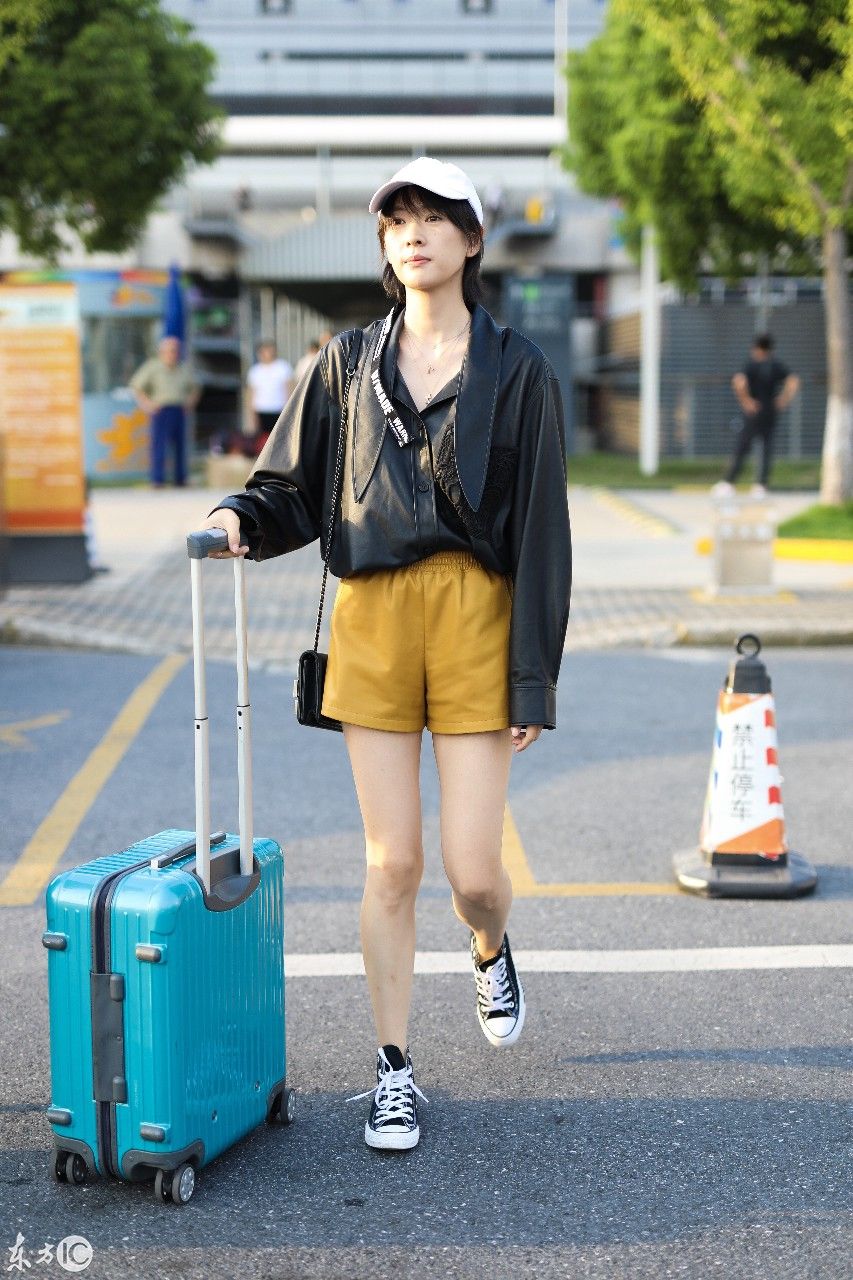 高贵妃童瑶现身机场,黑色皮衣搭短裤清爽利落,最后的小表情亮了